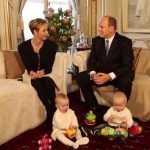 Prens Albert Mutluluktan Dört Köşe! Geçen yıl dünyaya gelen biri kız diğeri erkek ikizler bir yaşını geride bıraktı.