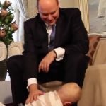 Prens Albert Mutluluktan Dört Köşe! Geçen yıl dünyaya gelen biri kız diğeri erkek ikizler bir yaşını geride bıraktı.