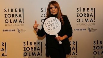 Ezgi Mola’dan Siber Zorbalığa Büyük Destek