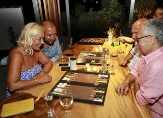 Tavla Turnuvasında Herkesi Mat Etti