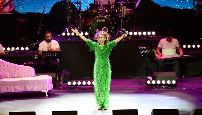 Yıldız Tilbe Şarkılarını Binlerce Kişiyle Söyledi