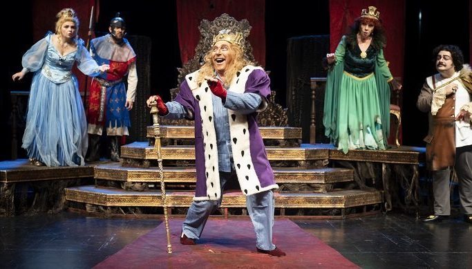 Kral Ailesinden Kral Gibi Bir Seyircili Gala