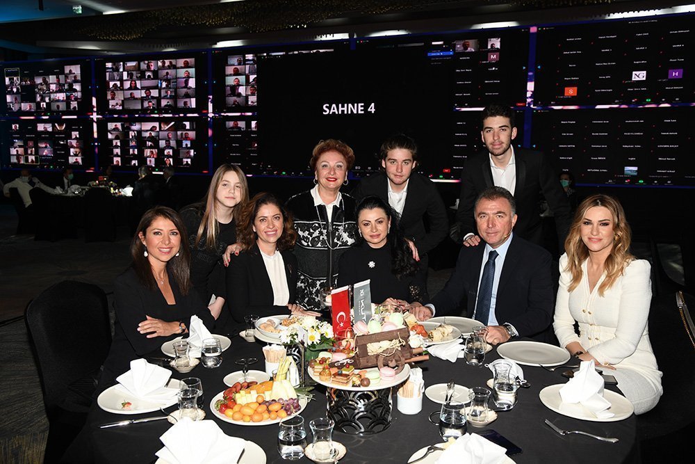 Gülden- Selay- Hediye-Gülsüm-Sema-Umut- Demir- Erkan-Yelda Güral