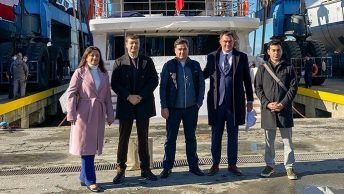 Bahadır Şen ve Seda Sanlısoy Marinbase ekibi ve tersane yöneticileri ile...