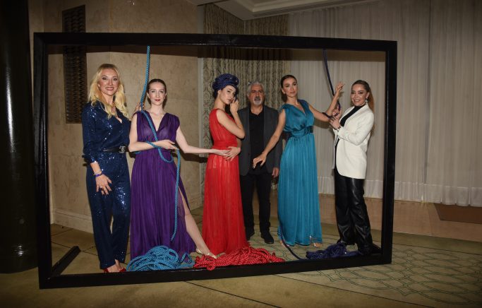 Tuvale Yansıyan Kadın ve Halat