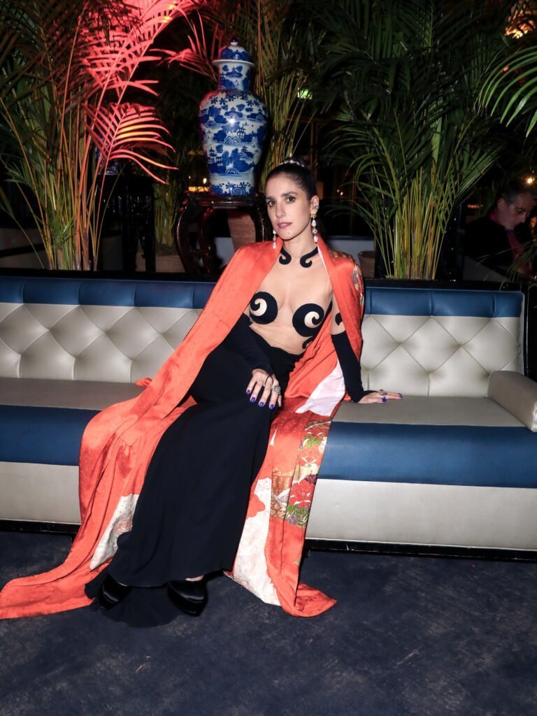 Begüm Khan’dan Paris’te Benzersiz Tanıtım!