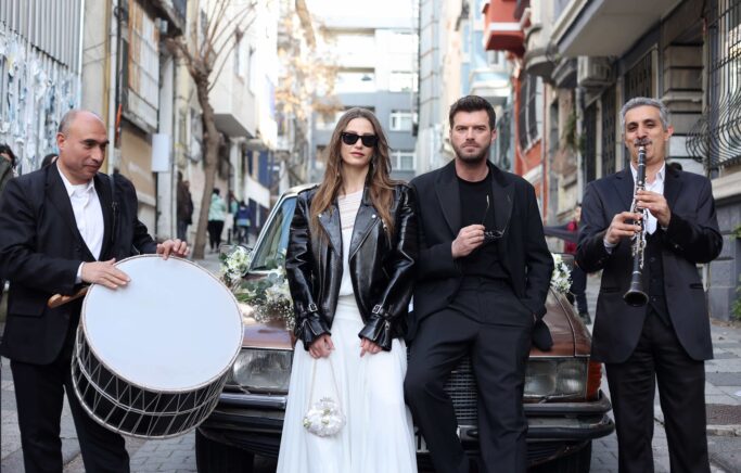 Aslan ve Devin’den Romantik Pozlar