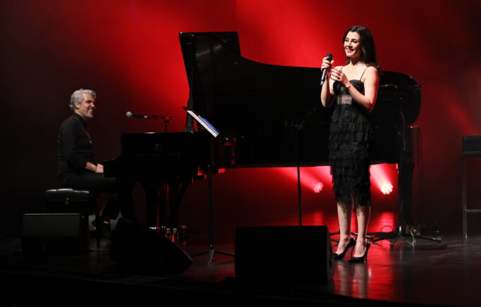 Gökçe Bahadır ve Emir Ersoy’un Sahne Uyumu Göz Kamaştırdı.