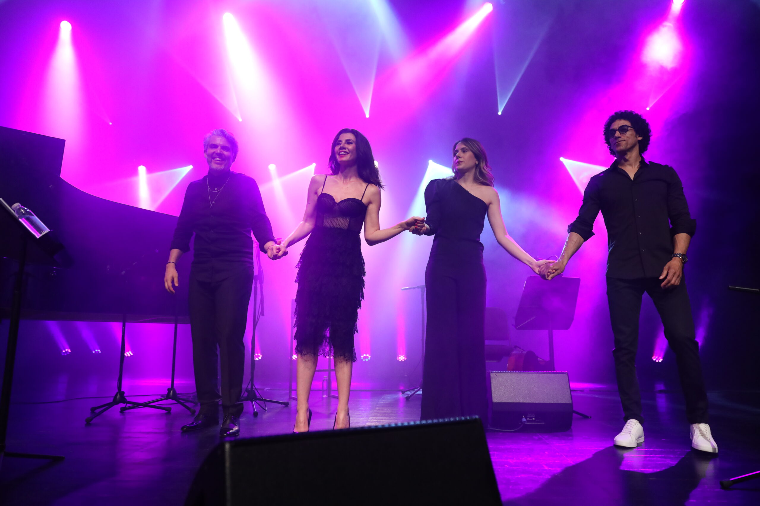 Gökçe Bahadır ve Emir Ersoy’un Sahne Uyumu Göz Kamaştırdı.